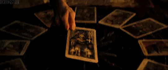 Cărți de tarot în jurul unei cărți centrale