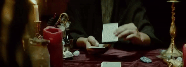 Angelina extrage o carte de tarot din pachet